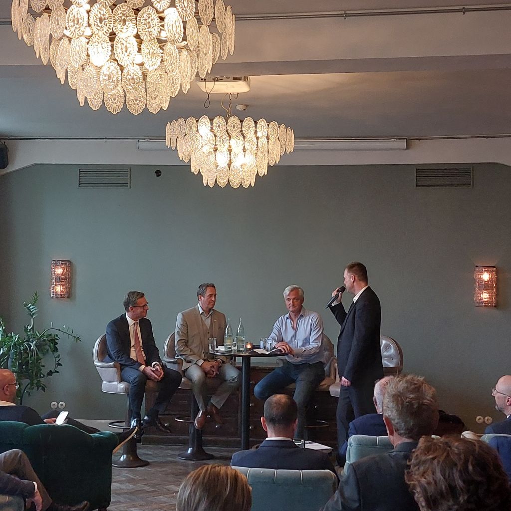 Hochkarätige Gesprächspartner: (von links) Dr. Jens-Uwe Hinder (Morrison Foerster), Andreas Tied (IBB) und Rolf Elgeti (Obotritia Capital) mit Gastgeber und Moderator Daniel Goesch | BERLINboxx